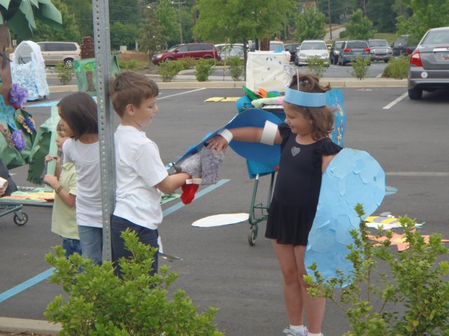 bookfloatparade83.jpg